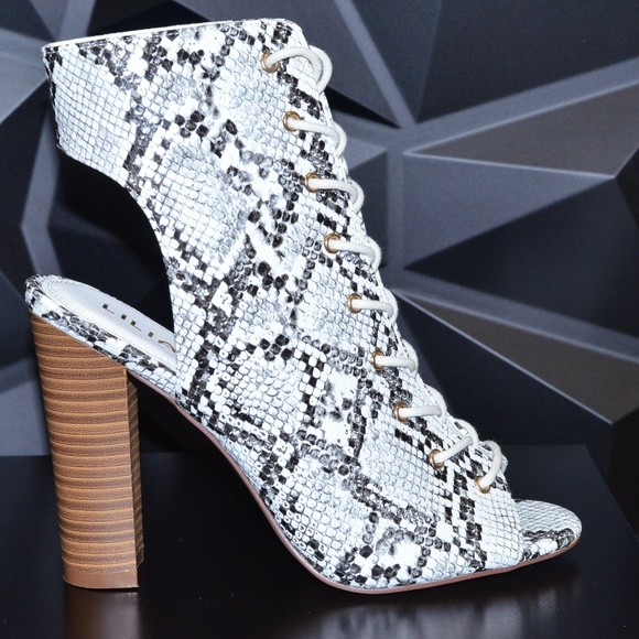 ๐๏ธ Snake Print Heels - Picture 2 of 6